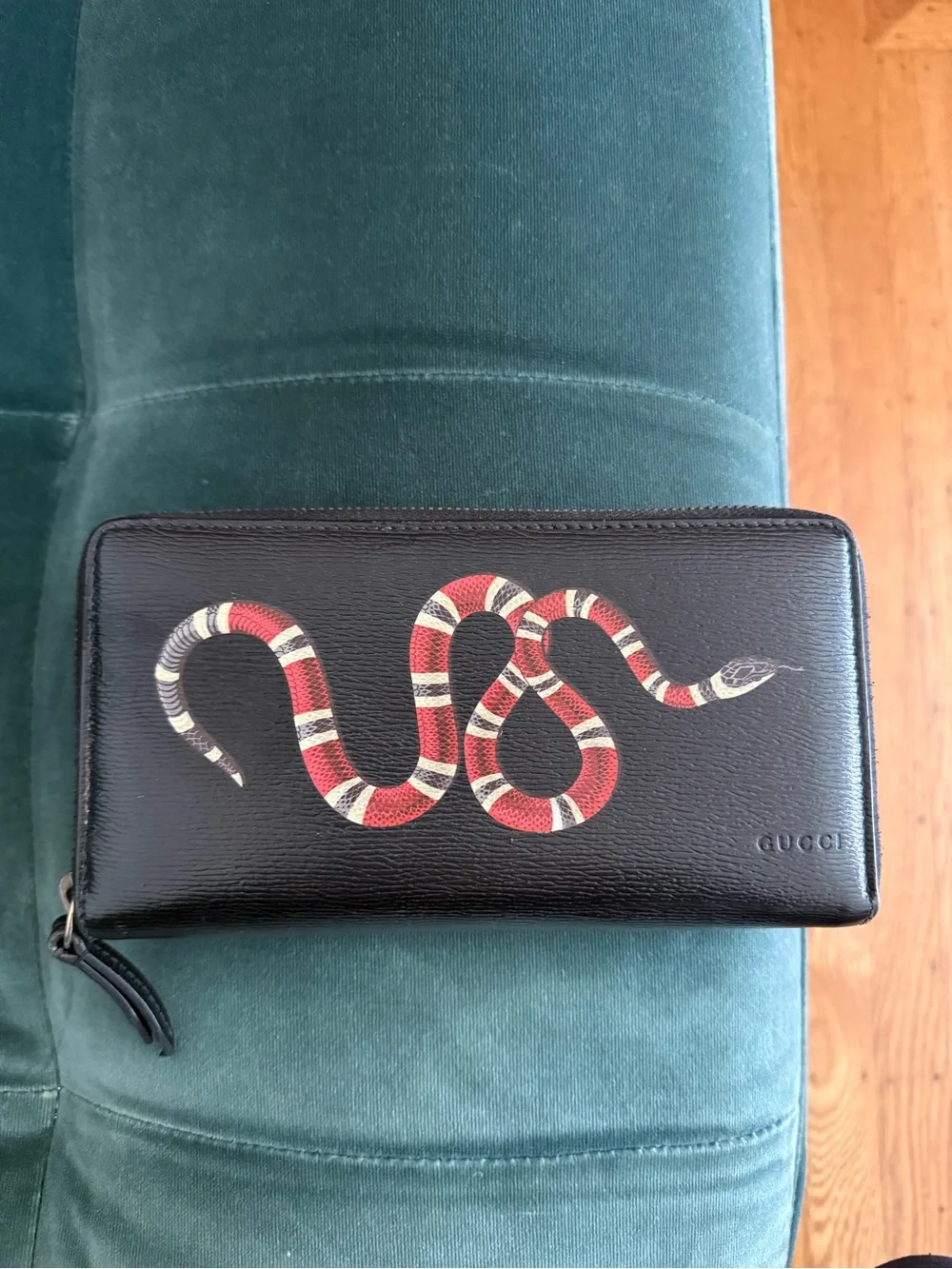 ✨ Superb Condition Gucci Black Leather Zip Wallet with Snake Decal ✨ - Picture 2 of 5